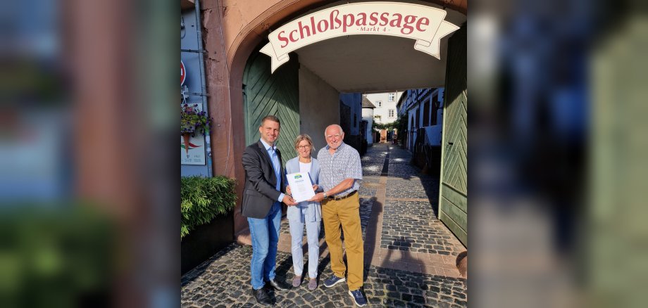 Bürgermeister René Kirch, Verwaltungsmitarbeiterin Natalie Frank und ehemaliger Sprecher des Steuerungskreises Reiner Michaelis in der Schlosspassage