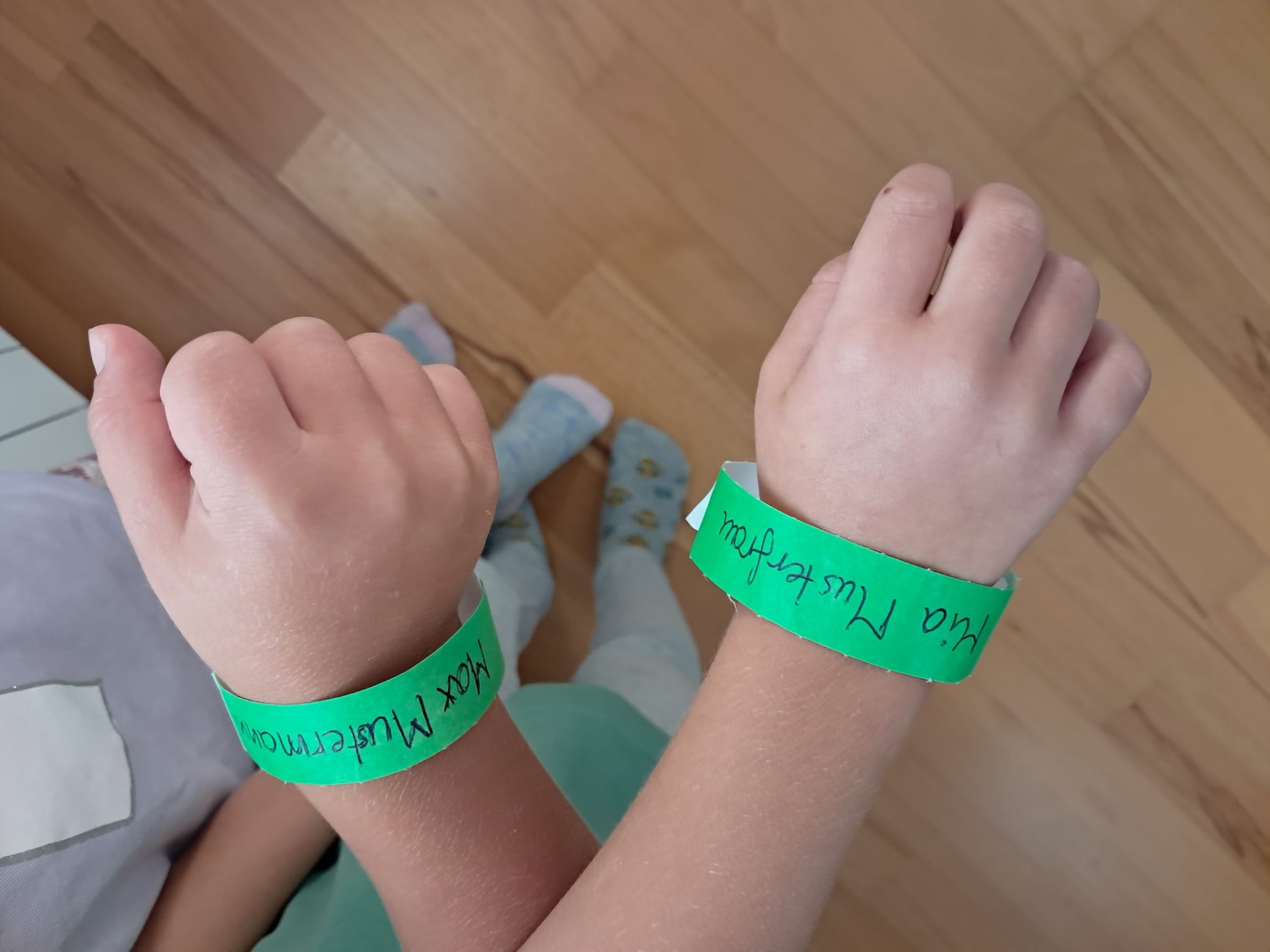 Kinderhände mit Kinderfinder-Armbändern