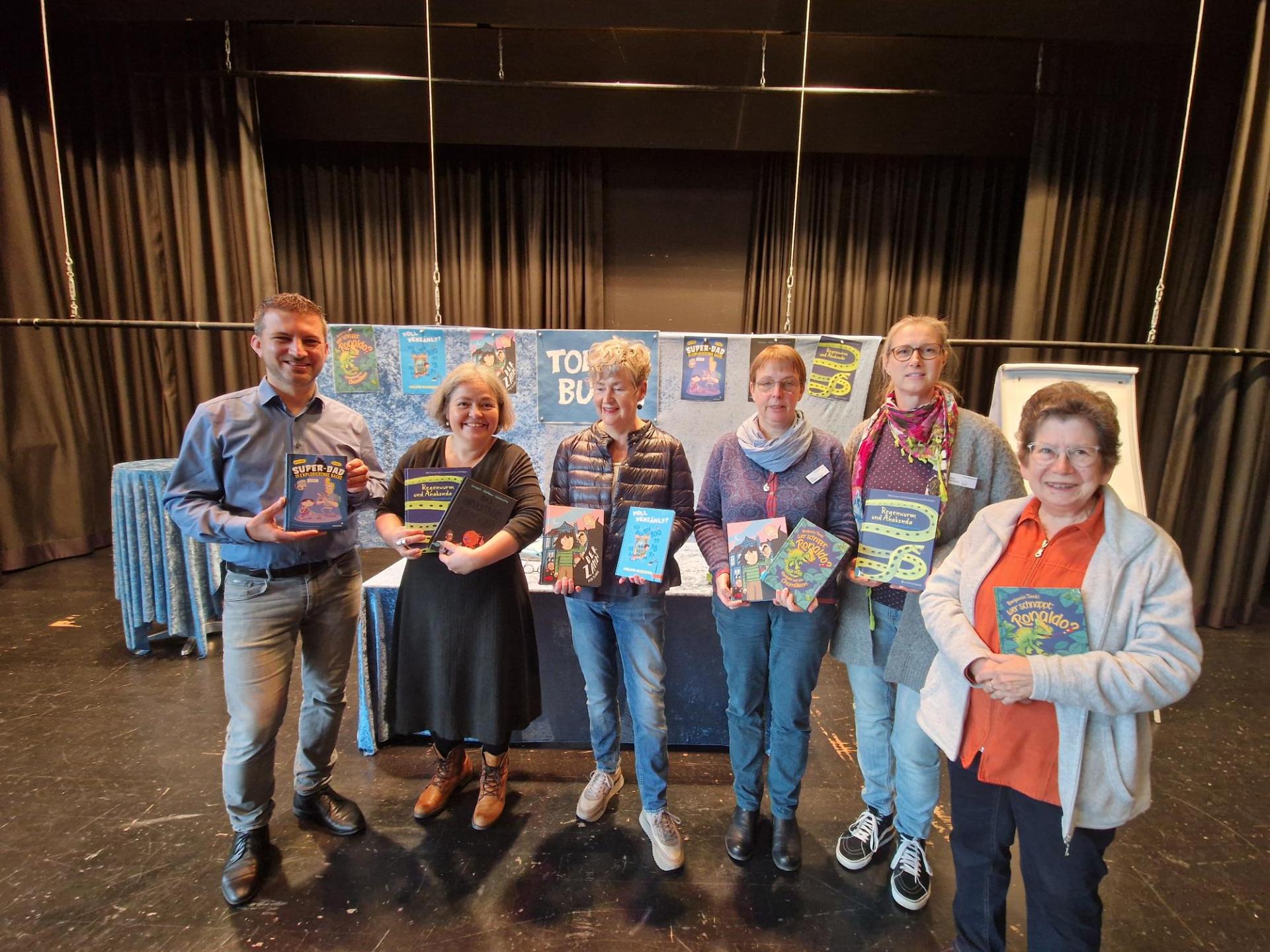 Bürgermeister Kirch, Tina Kemnitz und Vertreterinnen der Bücherraben stellen Bücher vor