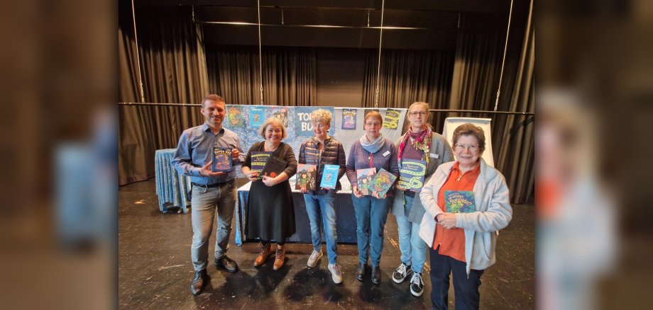 Bürgermeister Kirch, Tina Kemnitz und Vertreterinnen der Bücherraben stellen Bücher vor