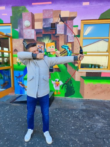 Bürgermeister beim Bogenschießen