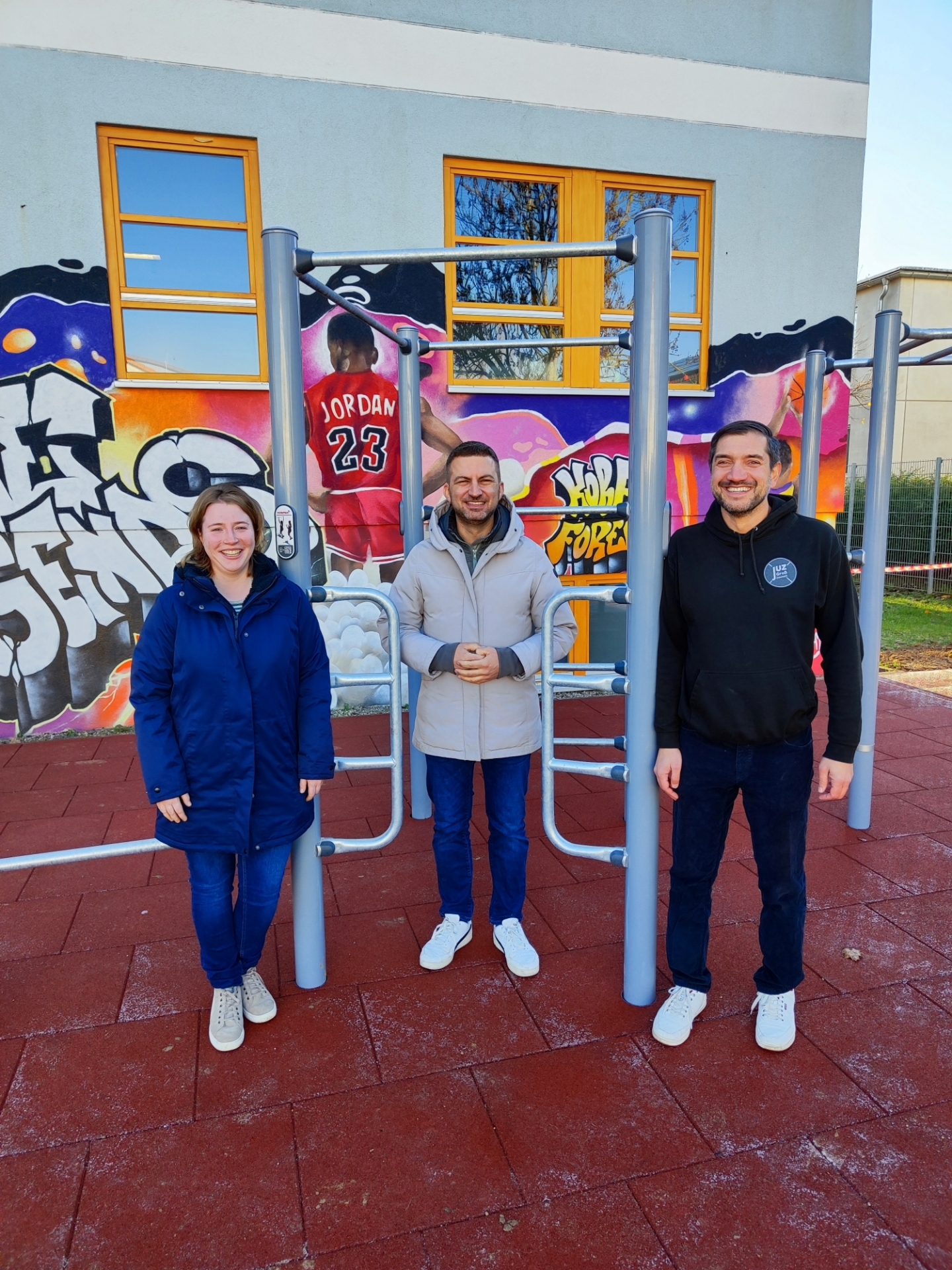 Bürgermeister Kirch und Mitarbeitende des Jugendzentrums präsentieren neue Calisthenics-Anlage