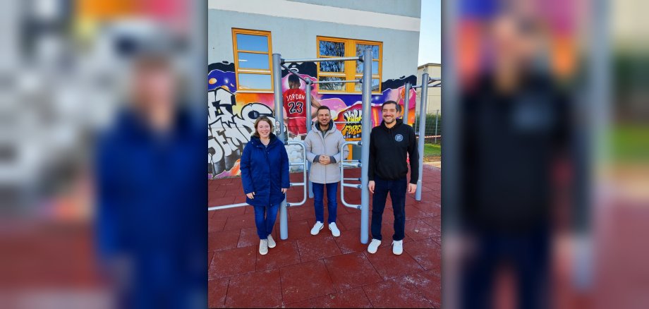 Bürgermeister Kirch und Mitarbeitende des Jugendzentrums präsentieren neue Calisthenics-Anlage