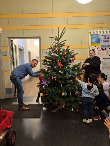Baumschmücken im Amtsgericht