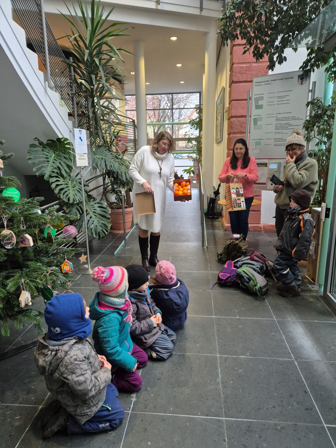 Baumschmücken im Rathaus