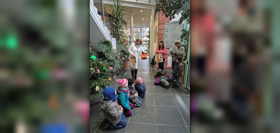 Baumschmücken im Rathaus