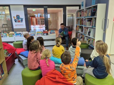 Vorlesestunde in der Bücherei