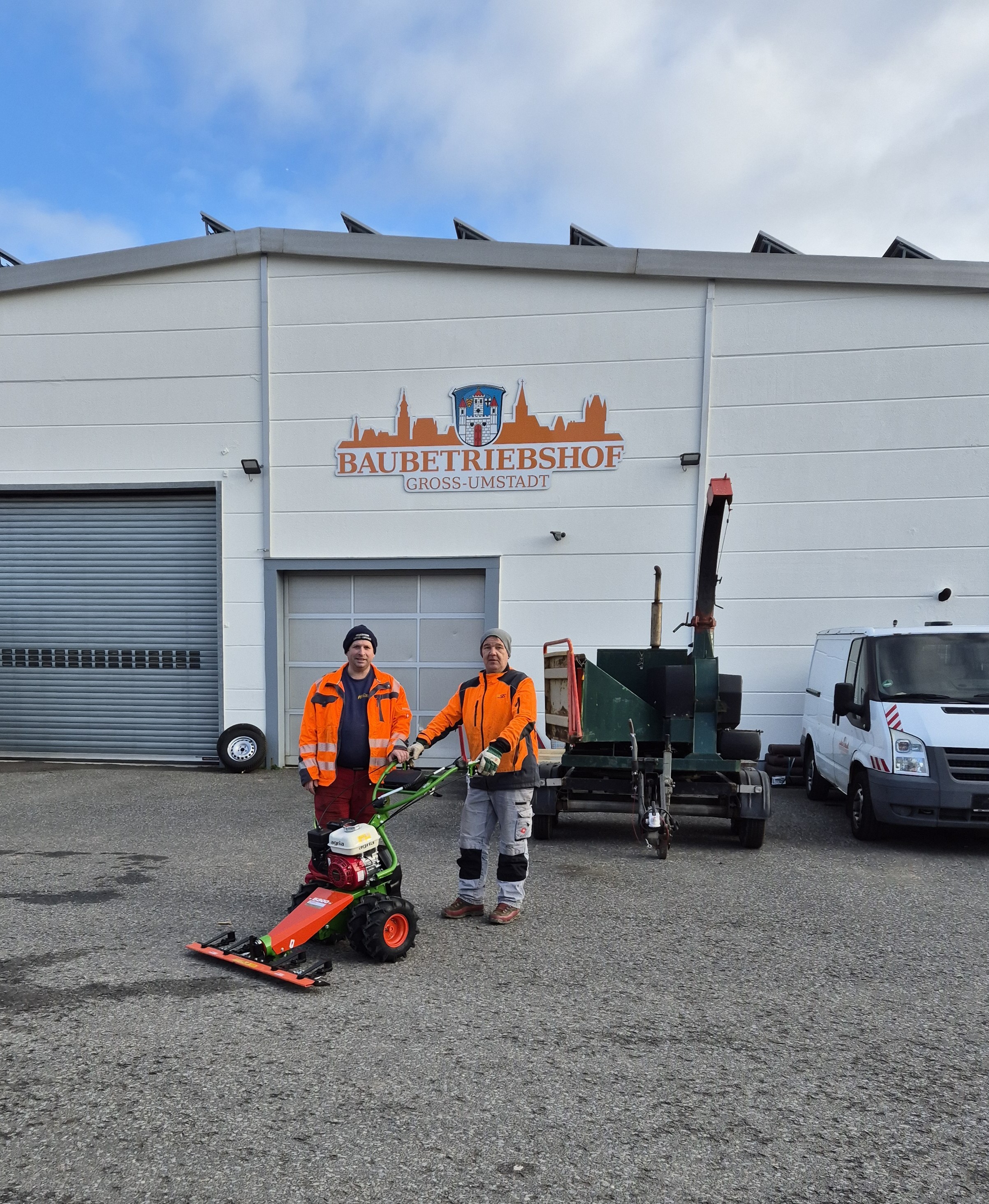 Mitarbeiter der Grünkolonne mit dem neuen Balkenmäher