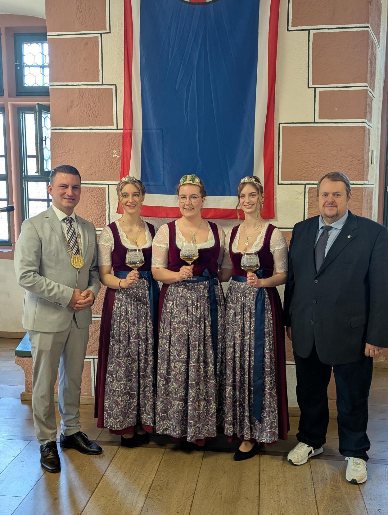 Bürgermeister René Kirch, Weinhoheiten Lea, Elisabetta und Chiara, Stadtverordnetenvorsteher Heiko Handschuh