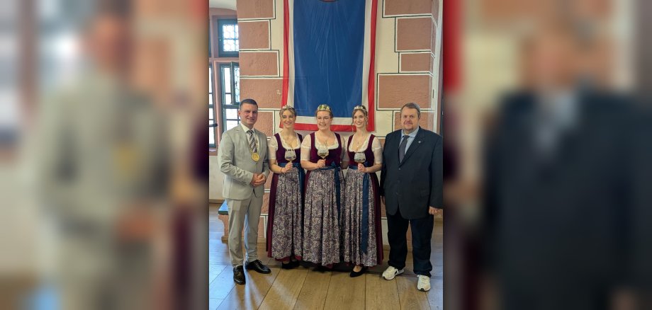 Bürgermeister René Kirch, Weinhoheiten Lea, Elisabetta und Chiara, Stadtverordnetenvorsteher Heiko Handschuh