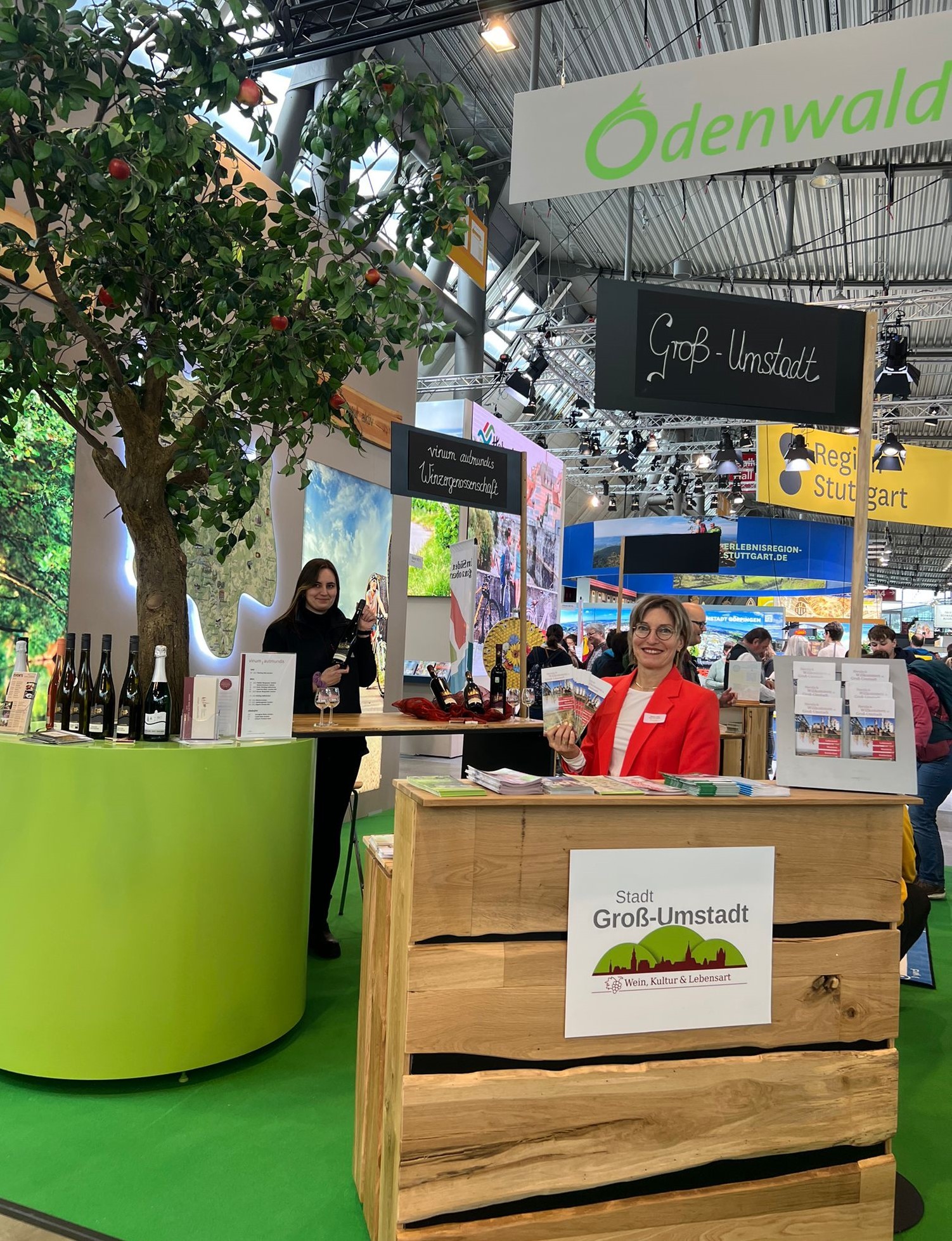 Mitarbeiterin des Stadtmarketings Natalie Frank am Stand auf der Messe