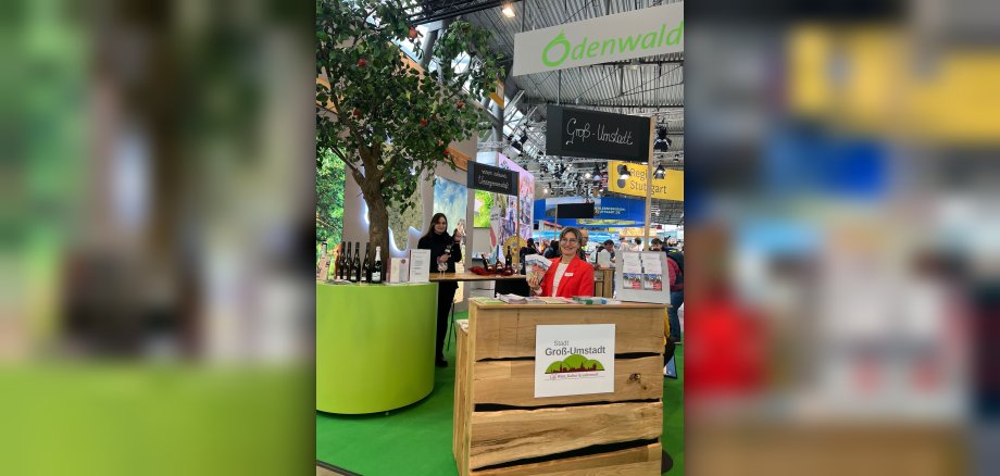 Mitarbeiterin des Stadtmarketings Natalie Frank am Stand auf der Messe