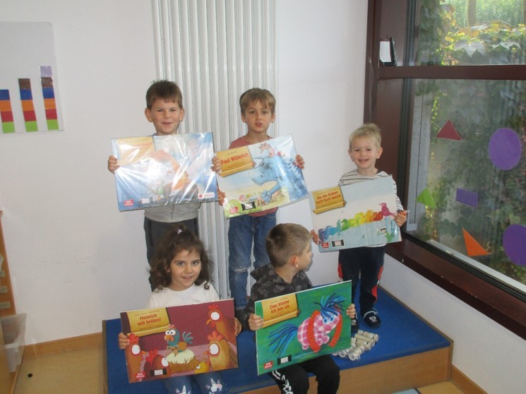 Kinder präsentieren 5 der neu angeschafften Bücher