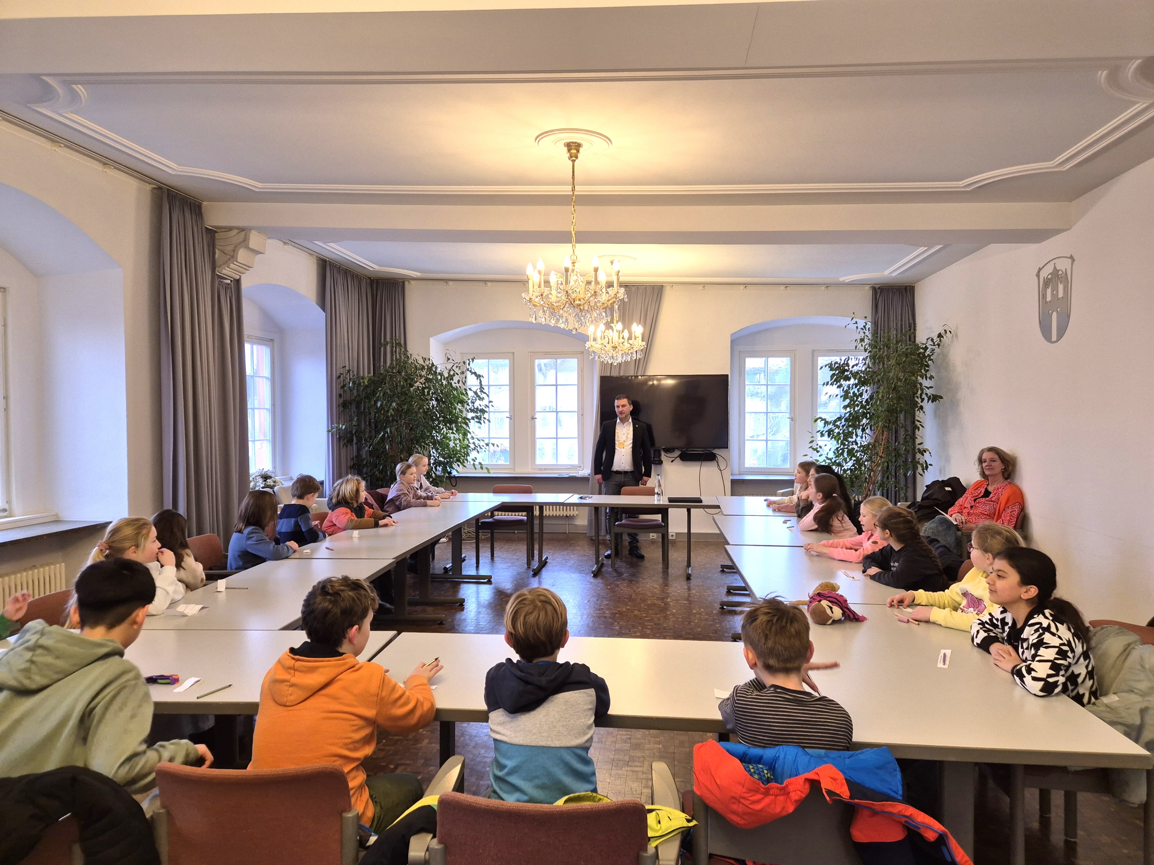 Schulklasse in Sitzungssaal