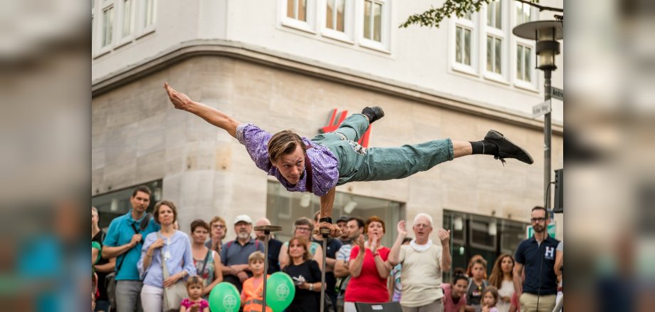 Foto: akrobatischer Straßenkünstler