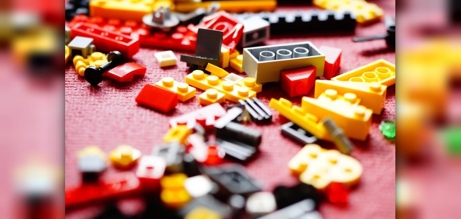 Foto: Legobausteine auf Teppich