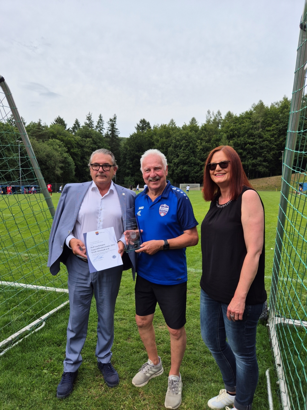 Ehrung von Rolf Lochmann (Mitte) durch Landrat Klaus-Peter Schellhaas und Erste Stadträtin Miriam Mohr