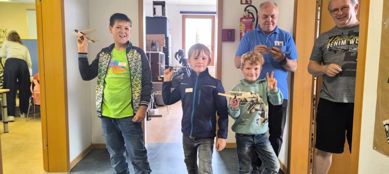 Foto: Jugendliche mit Modellflugzeugen