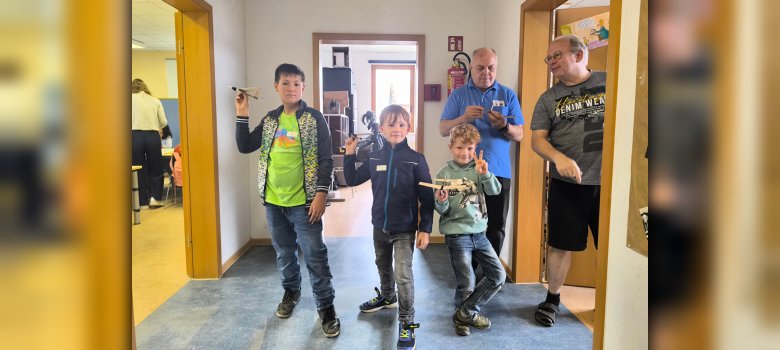Foto: Kinder mit Modellflugzeugen