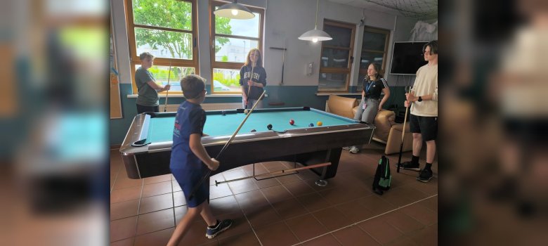 Foto: Kinder beim Billardspiel