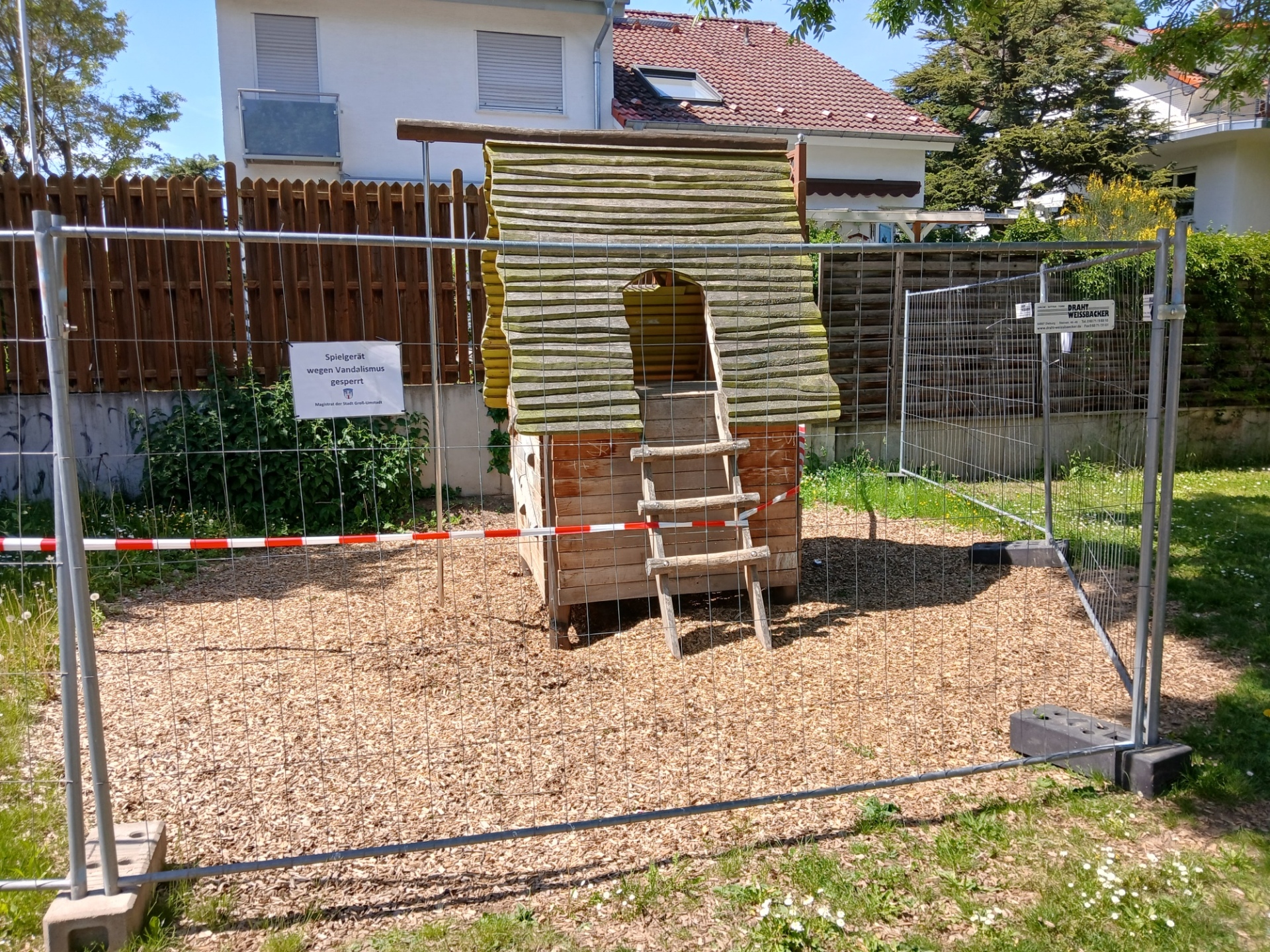 Bild: Nach Brandschaden gesperrtes Spielhaus