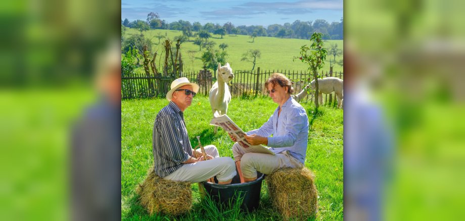 Bild: Huub Dutch Duo auf Heuballen im Grünen sitzend