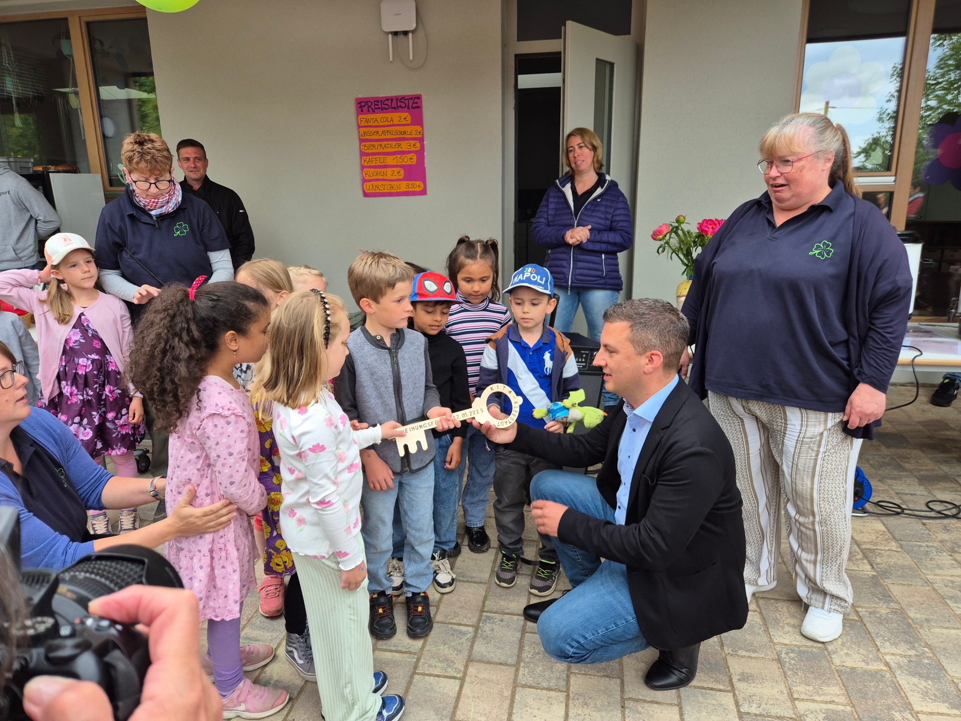 Foto: Bürgermeister übergibt symbolischen Schlüssel an Kinder