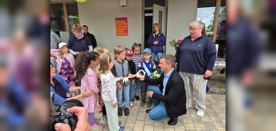 Foto: Bürgermeister übergibt symbolischen Schlüssel an Kinder