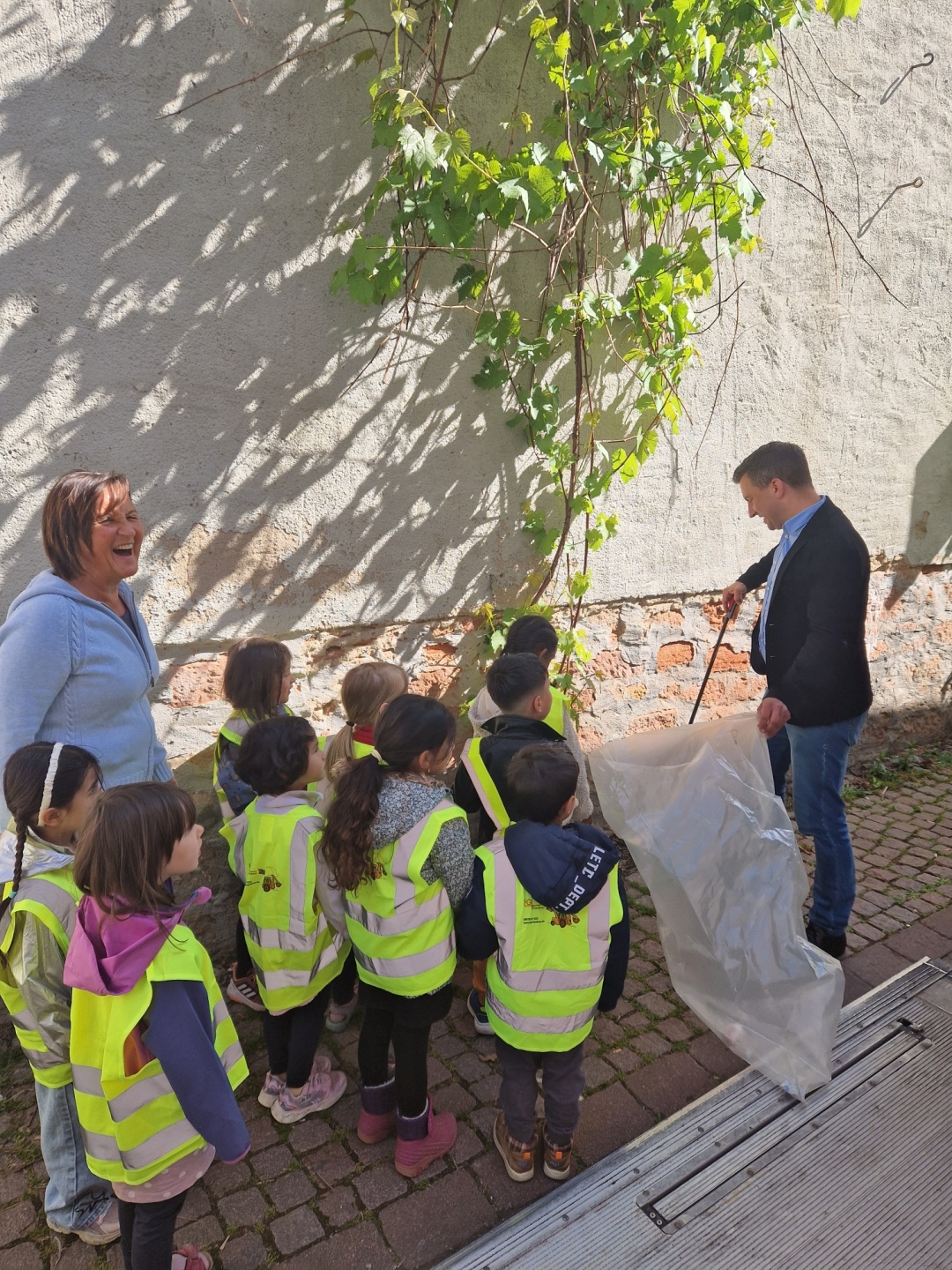 Bild: Bürgermeister Kirch geht mit den Kindern gemeinsam zum Müll sammeln