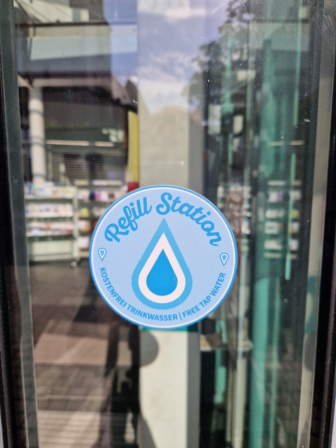 Foto: Refill-Aufkleber an Eingangstüre