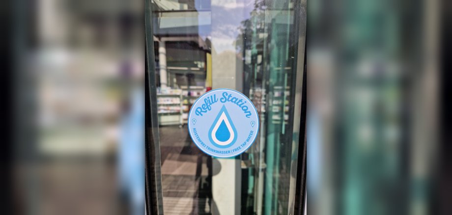 Foto: Refill-Aufkleber an Eingangstüre