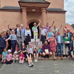 Abschluss der Begehung Delegation trifft sich vor Kirche