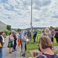 Bewertungskommission an Sportplatz