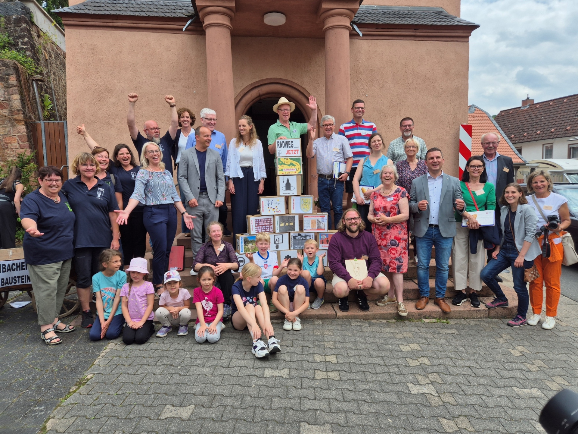 Foto: Bürger und Bewertungskommission vor Raibacher Kirche