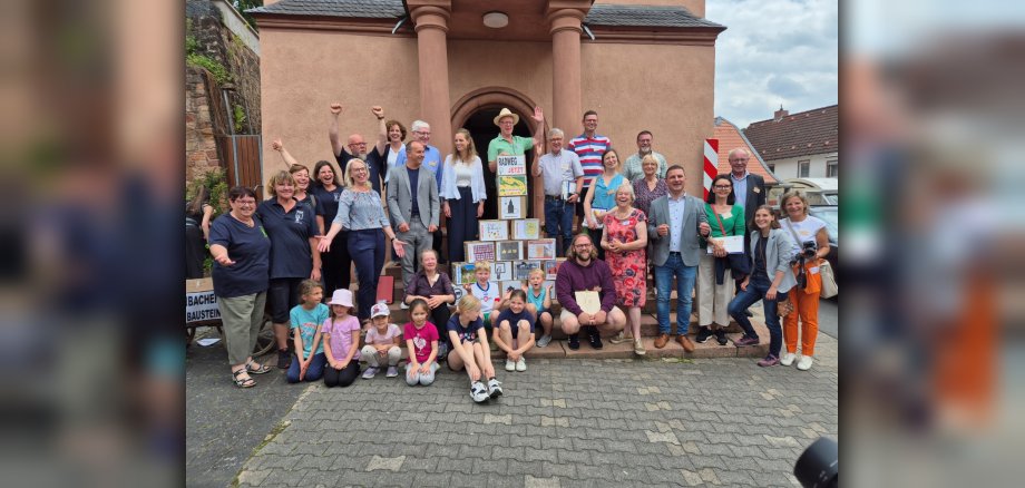 Foto: Bürger und Bewertungskommission vor Raibacher Kirche