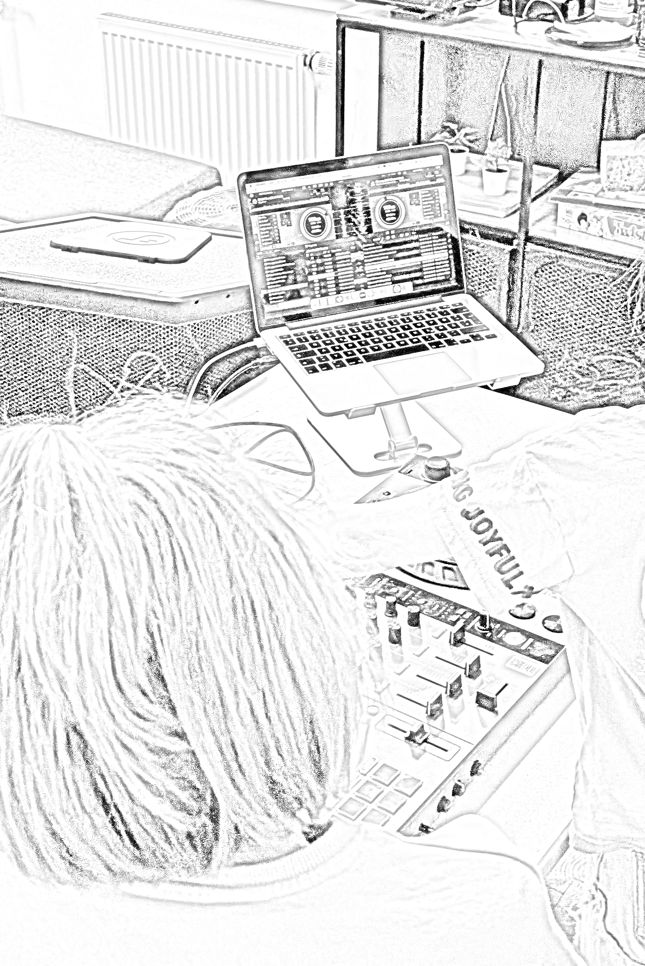 Schwarz-weiß-Bild: Person an Mischpult