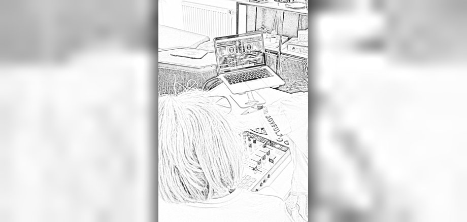 Schwarz-weiß-Bild: Person an Mischpult