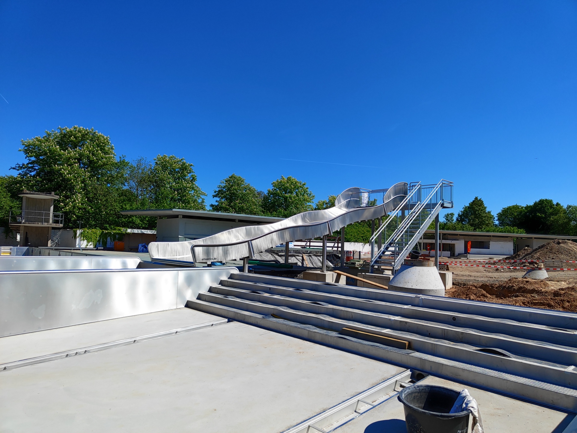 Bild: Schwimmbad im Bau, hier Rutsche und Treppeneinstieg ins Becken