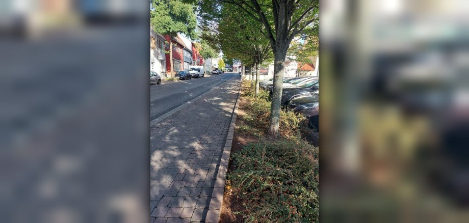 Straßenrand mit Gehweg