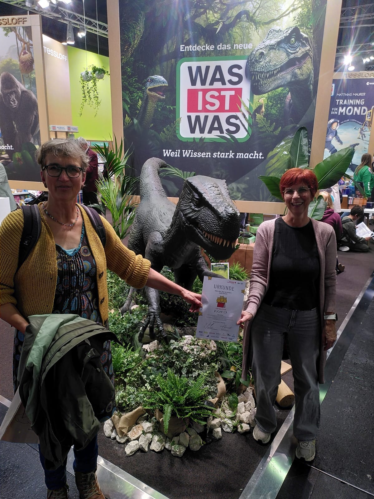 Kitaleitung Nicole Liebeskind und Erzieherin Sigrid Warnke erhalten Urkunde