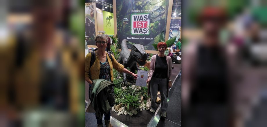 Kitaleitung Nicole Liebeskind und Erzieherin Sigrid Warnke erhalten Urkunde