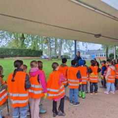 Kinder sammeln Müll