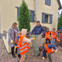 Kinder sammeln Müll