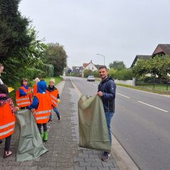 Kinder sammeln Müll