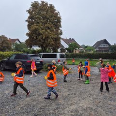 Kinder sammeln Müll