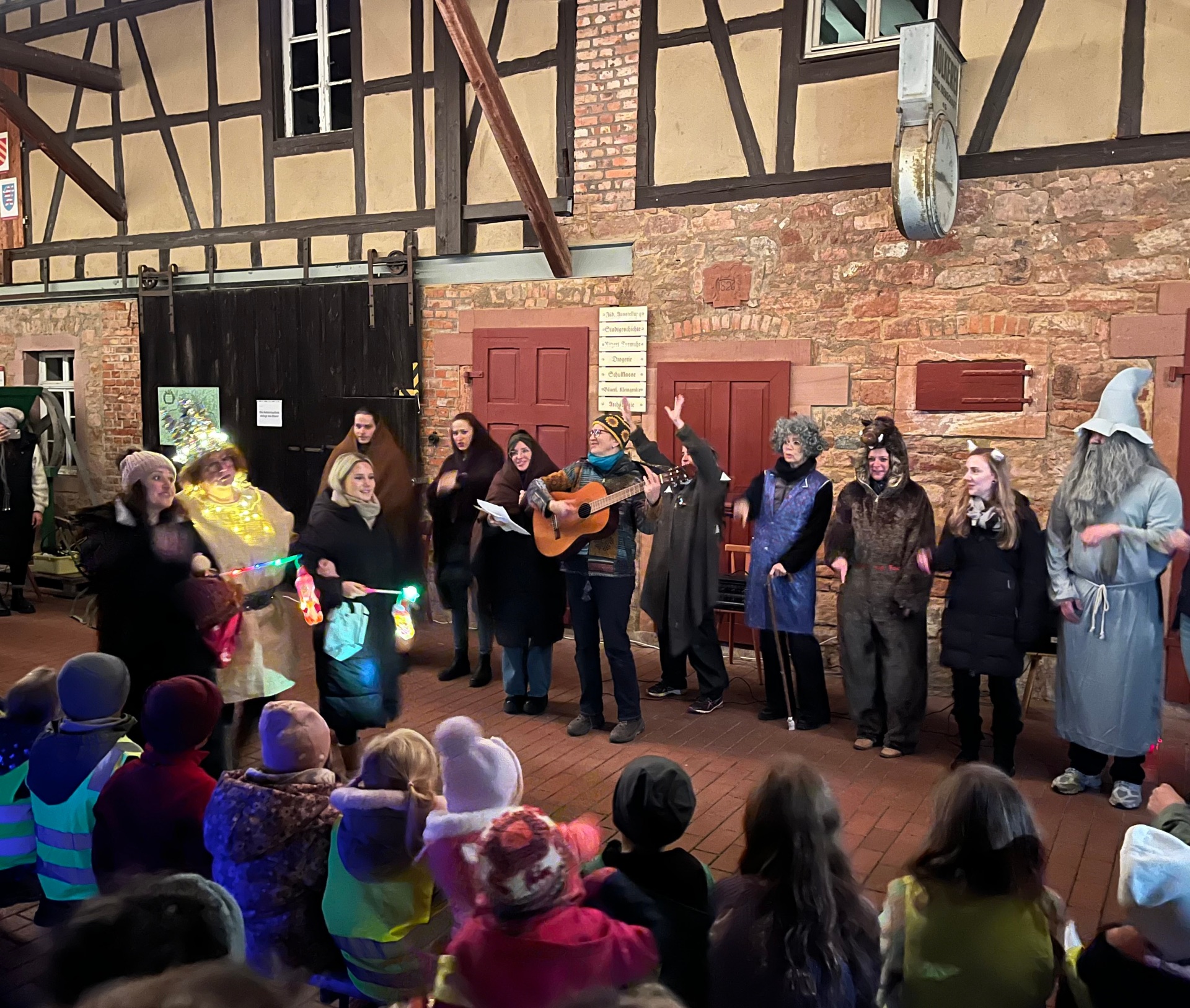 Kinder feiern Lichterfest im Gruberhof