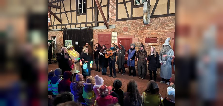Kinder feiern Lichterfest im Gruberhof