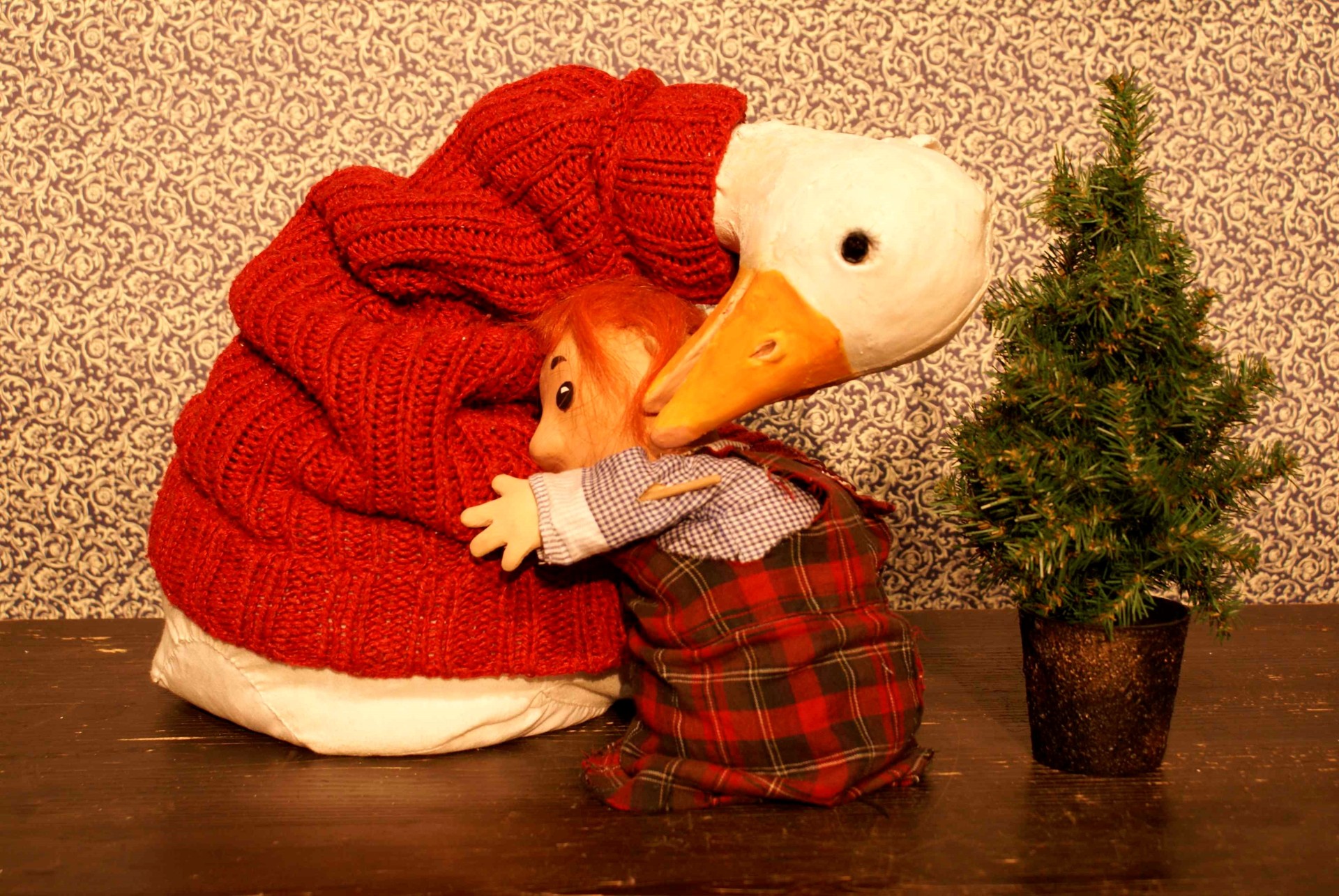 Bild aus dem Theaterstück: Kind umarmt Gans