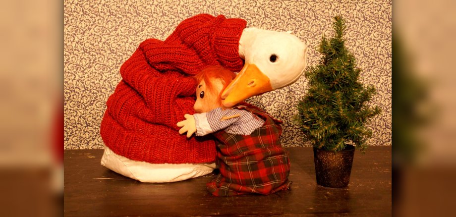 Bild aus dem Theaterstück: Kind umarmt Gans