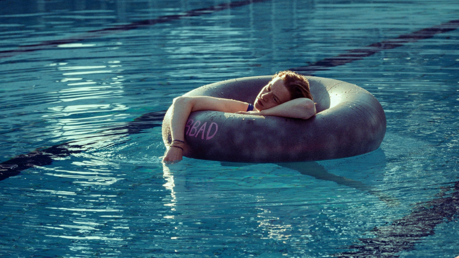 Szene aus 22 Bahnen: Hauptdarstellerin mit Schwimmreifen in Schwimmbecken treibend